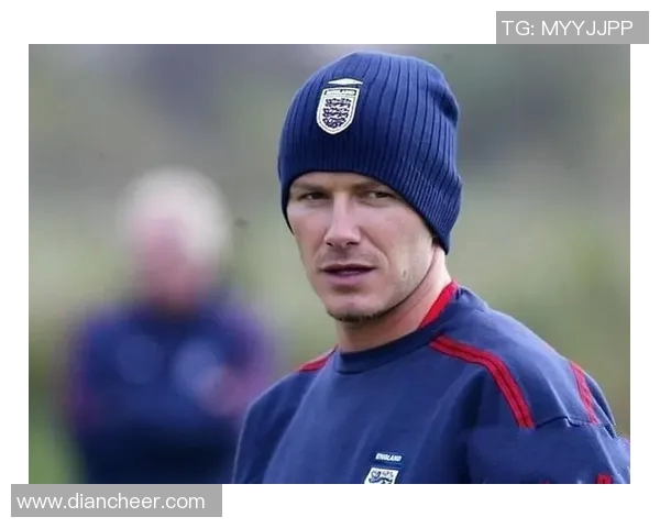 足球球星款大衣引领潮流展现运动与时尚完美结合